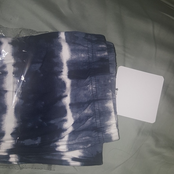NEW LISTING! TIE DYE BUTTERY LEGGINGS - Picture 4 of 4